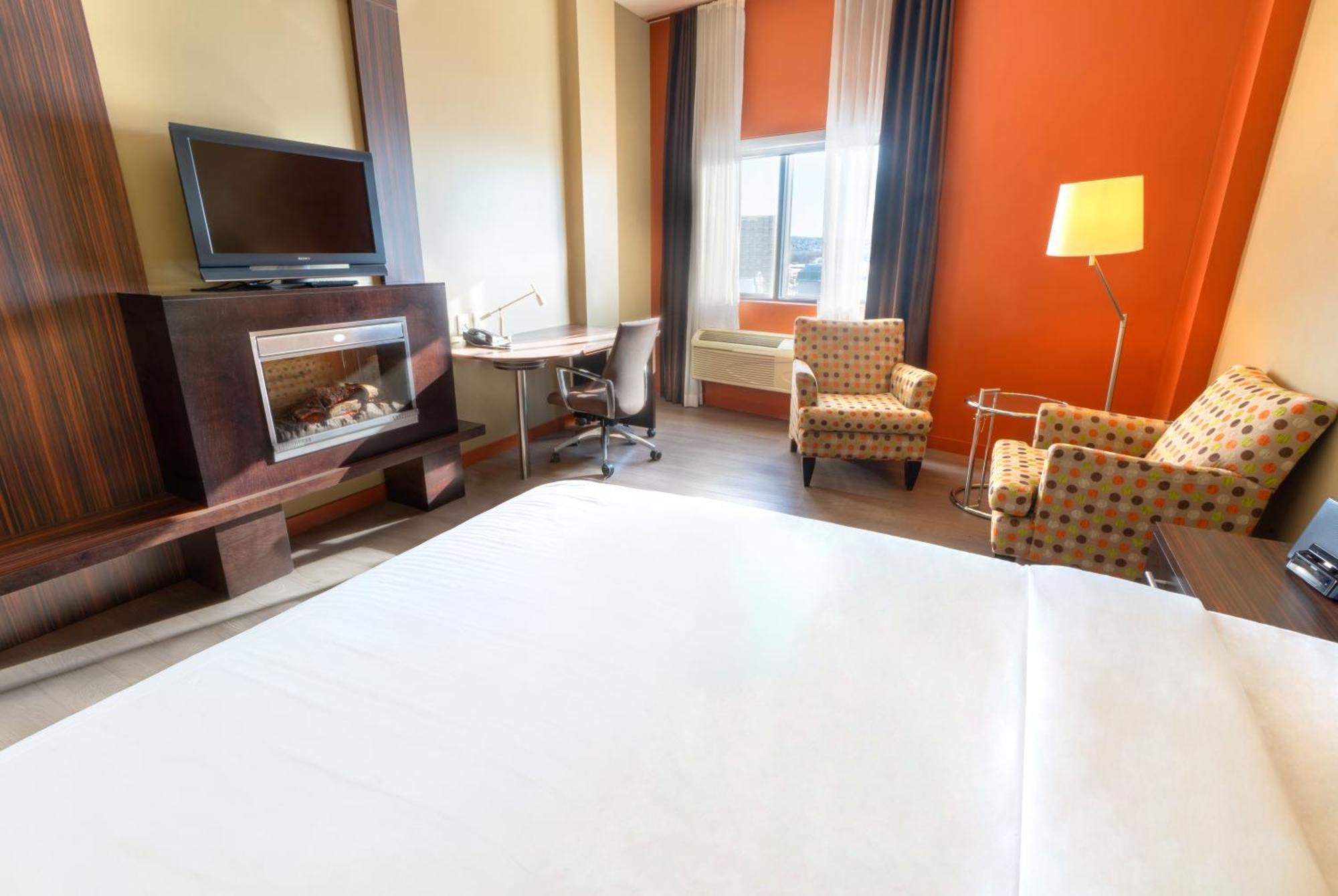 Trendy 1 queen-size bed—Fireplace,1758416570:JPEG